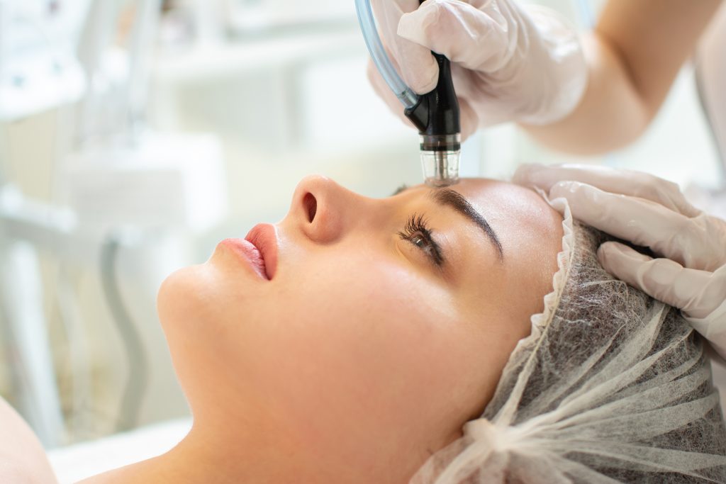 Close,Up,Of,Therapist's,Hands,In,Protective,Gloves,Holding,Hydrafacial