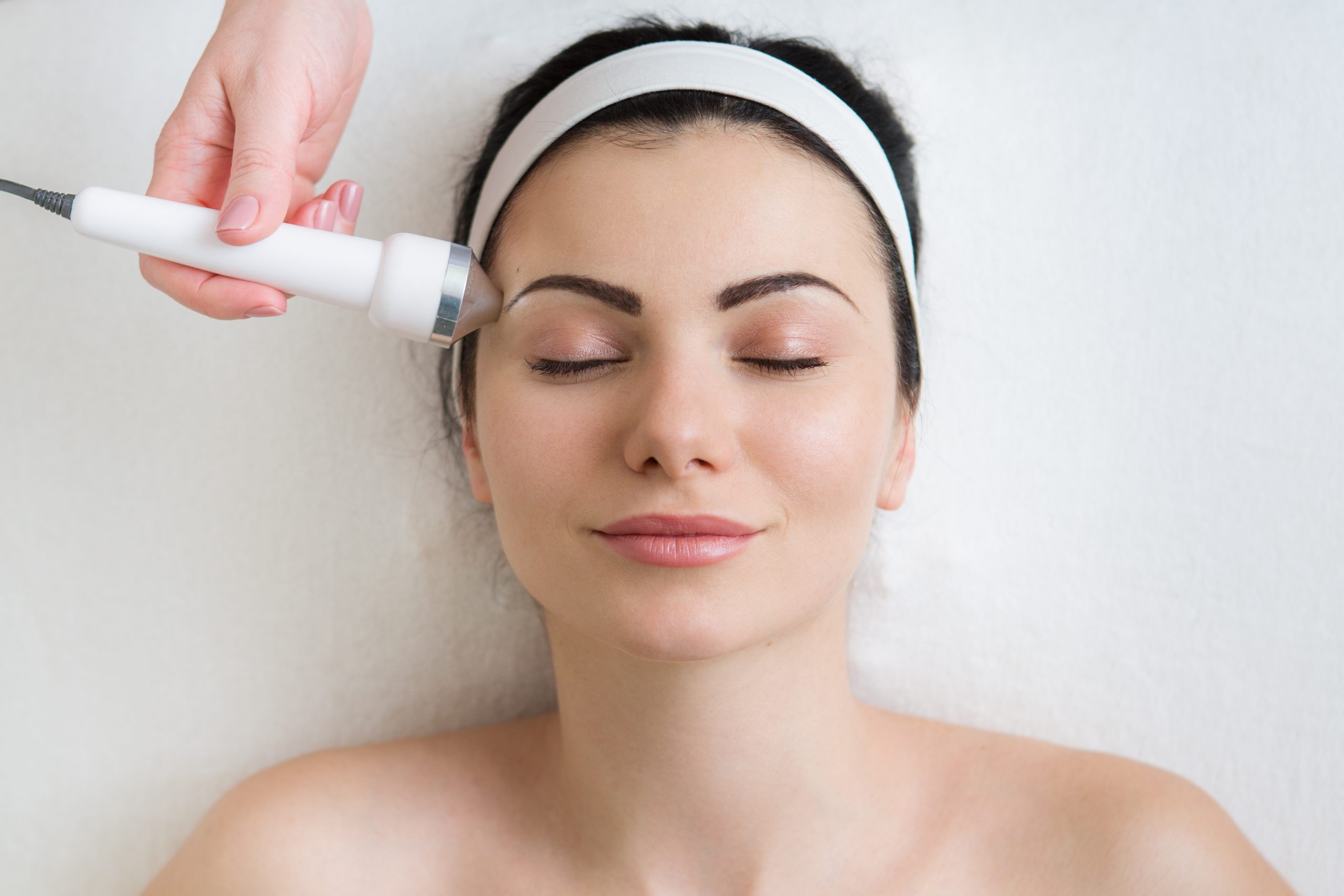 Beautiful,Woman,Getting,Ultrasound,Skin,Cleaning,And,Face,Treatment,At