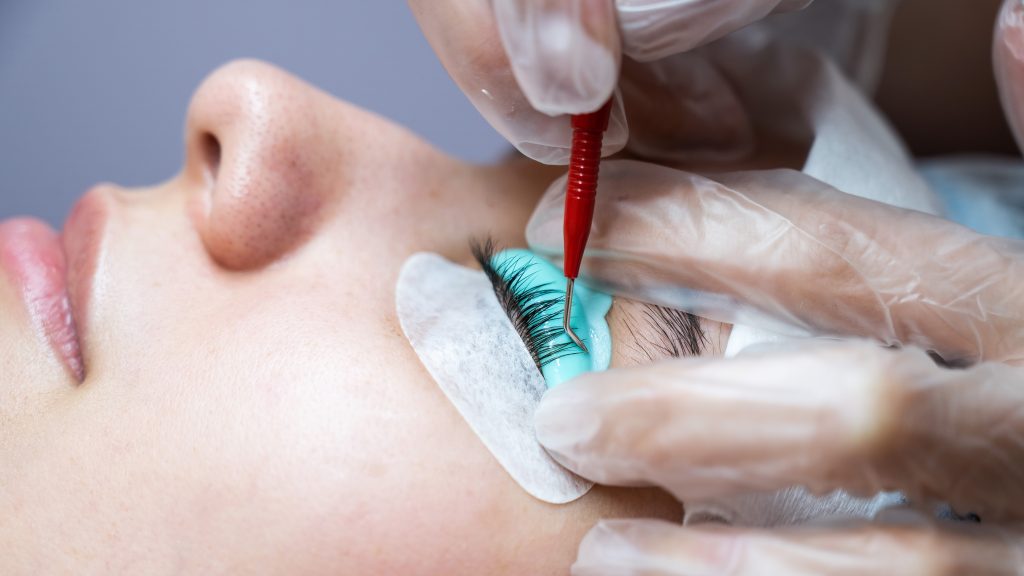 Young,Woman,Undergoing,Eyelash,Tinting,And,Lamination,Procedure.
